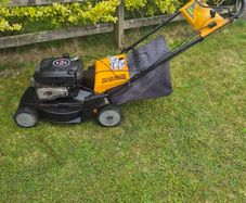 self drive petrol lawnmower start, easy runs, perfect.