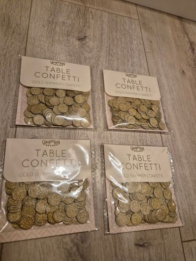 Golden table confetti