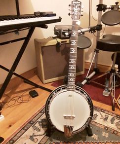 Left hand 6 string banjo