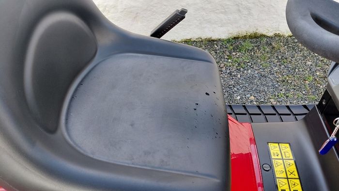 Castlegarden PTX 210 HD "40" Ride on Lawnmower .. like new . Perfect condition . Used only a couple of times
