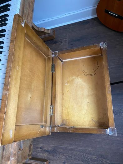 upright piano