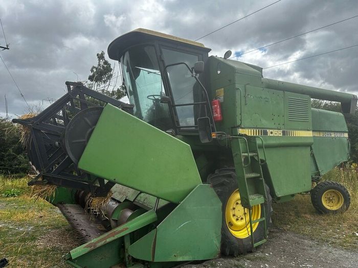 John Deere 1055 Combine