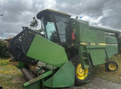 John Deere 1055 Combine