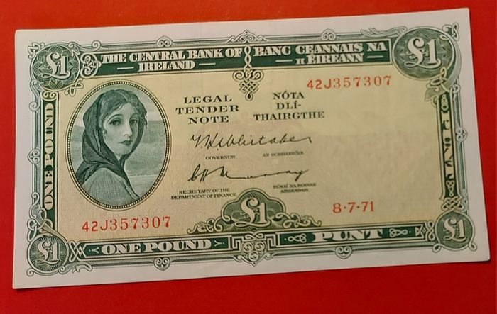 Irish 1971  2 consecutive pound banknotes in almost uncirculated condition