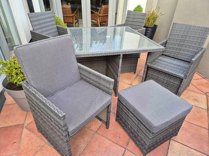 Rathwood garden table and chairs and parasol