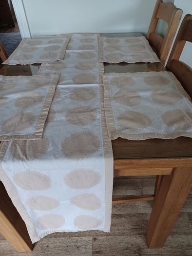 Table runner and table mats