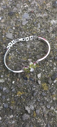 Vintage jewelry is sold individually for 5 to 10 euros