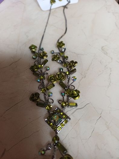 Costume  Necklace & Matching  Earrings.  Length  - 10"..