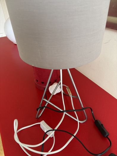 2 table lamps with bulbs