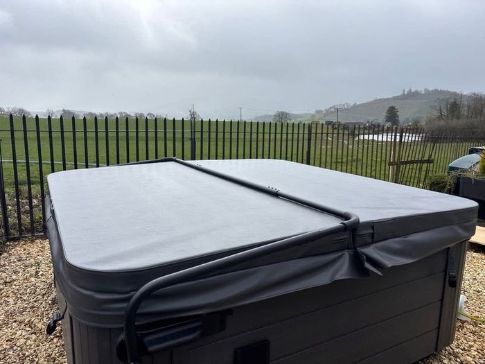 Brand New Horizon plug and play 5 person Hot Tub