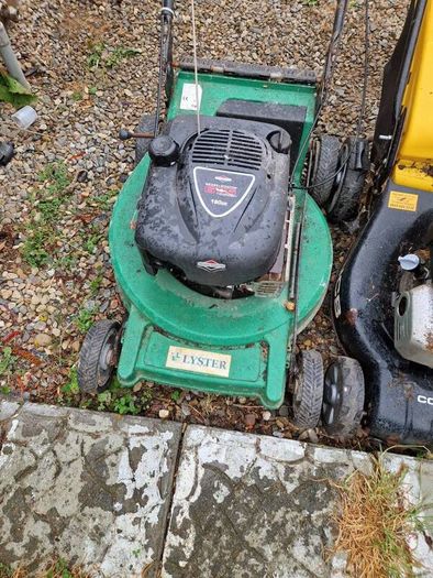 Two lawnmowers JCB Honda + Lyster