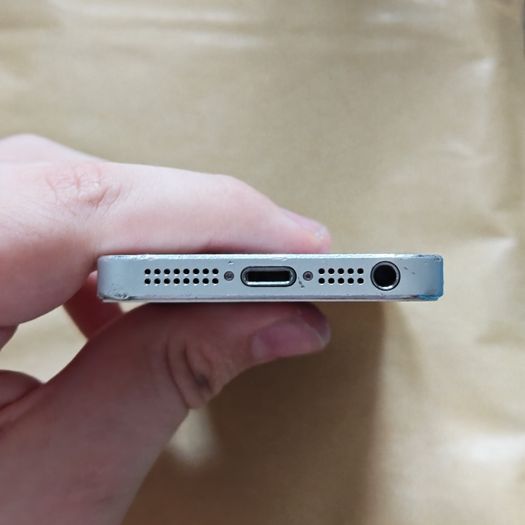 Apple iPhone 5 - 16GB - White & Silver - Activation Locked (For Parts / Repair)