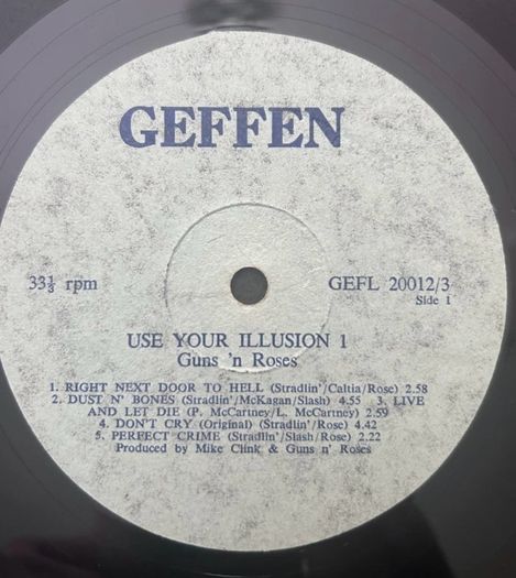 Guns n Roses very rare Zimbabwe Pressing. Use your illusion 1  Vinyl, vg+ .The sleeve is VG+.  Small splits to mid front opening. Small tear to back