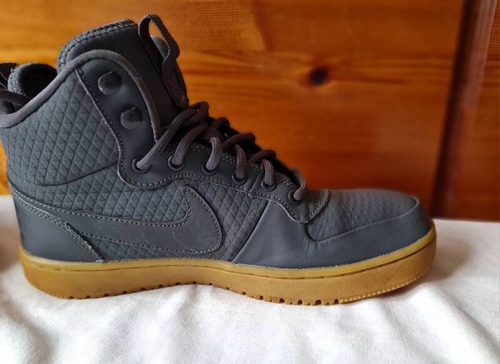 2019 nike court Borough winter Size 6 eu 39 grey In excellent condition