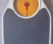 Bathroom weighing scales