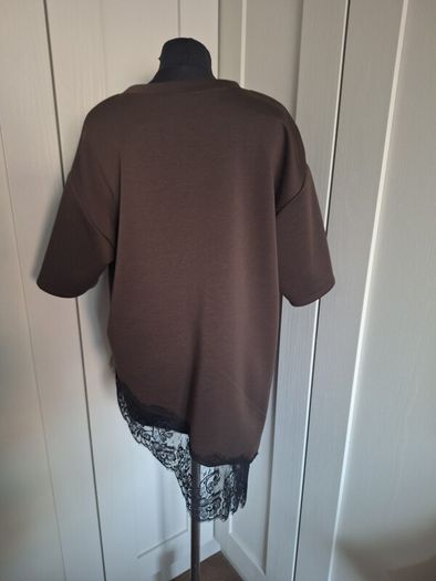 Brown short sleeved top with black lace trim
