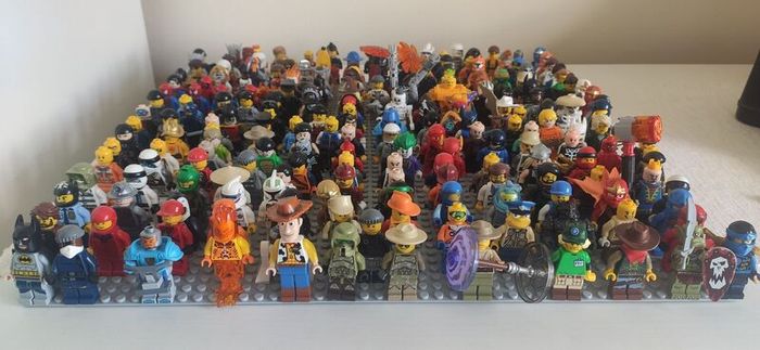 LEGO Collection (2011-2018) Mixed Figures & Bricks, Blue Ninjago NRG Zane figure with his spinner.