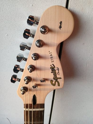 Fender Squier Affinity Stratocaster HSS Sunburst Guitar & Gig Bag Bundle
