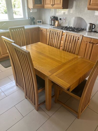 Kitchen table and 6 chairs