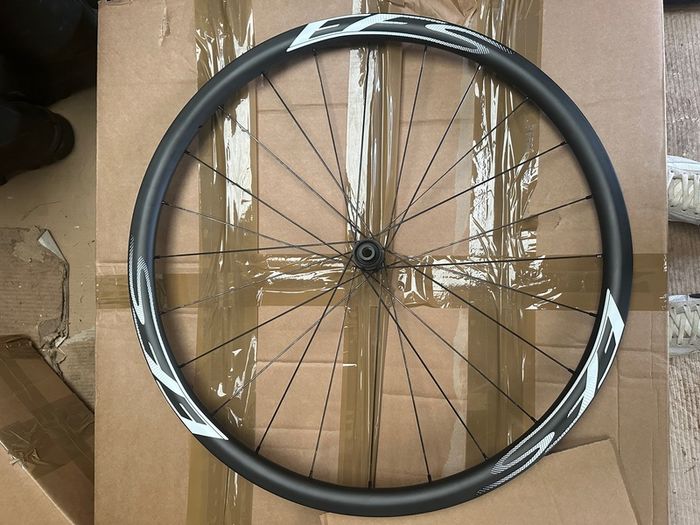 EFS Carbon wheelset DT Swiss 180 ceramic bearings