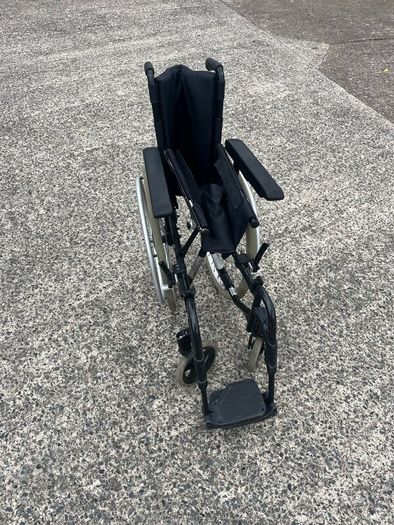 Manual folding wheelchair