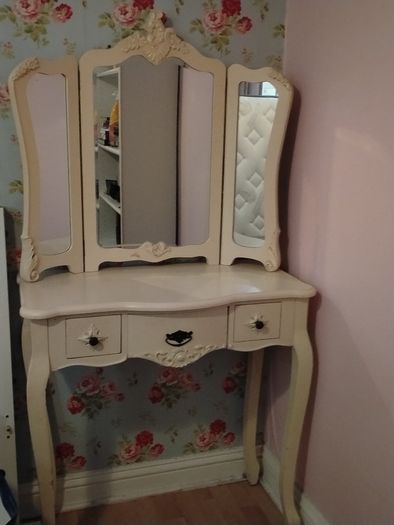 Dressing table with triple mirror and matching chair