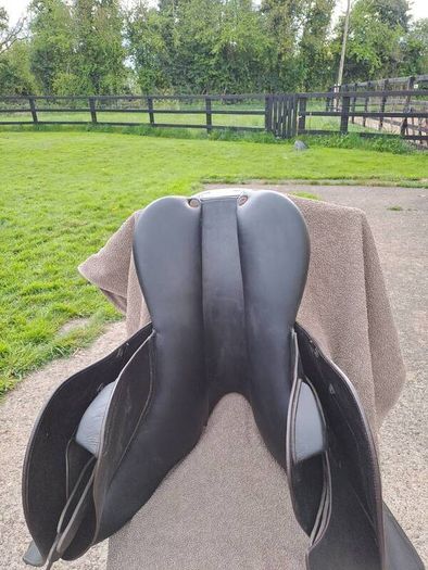 17.5" John Whitaker close contact jump saddle