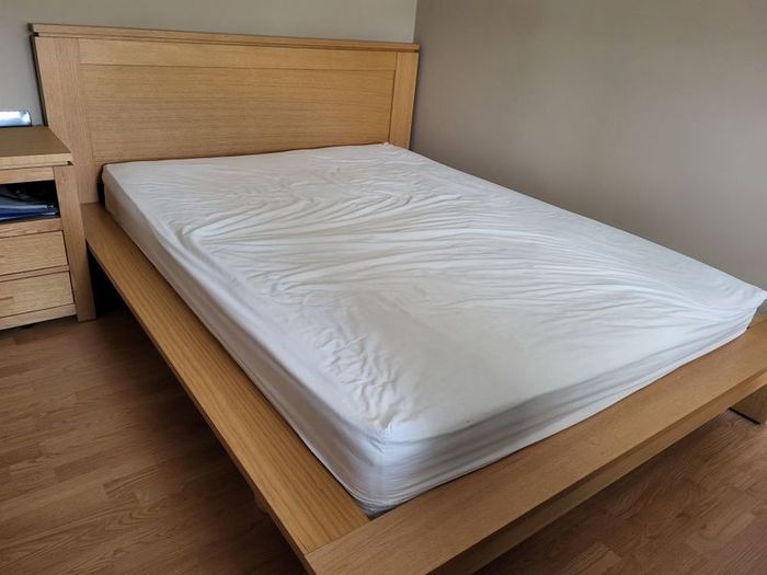 King size bed & 2 lockers