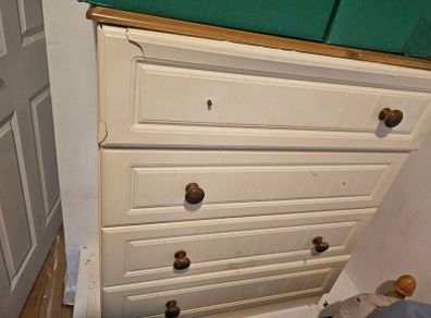 chest of drawers