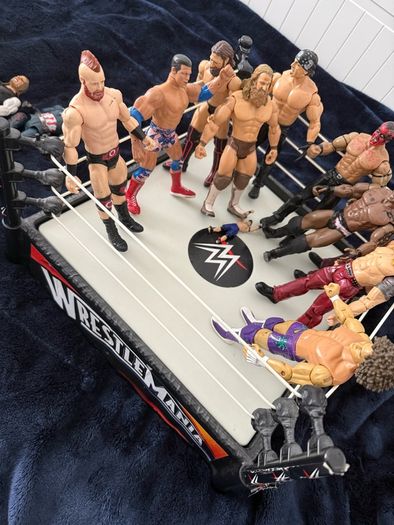 WWE WrestleMania Ring & Action Figure Bundle
