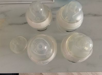Feeding bottles and manual pump