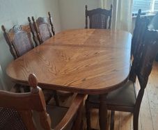 Solid Oak Dining Table extendable and 6 matching chairs.
