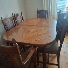 Solid Oak Dining Table extendable and 6 matching chairs.