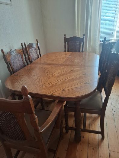 Solid Oak Dining Table extendable and 6 matching chairs.