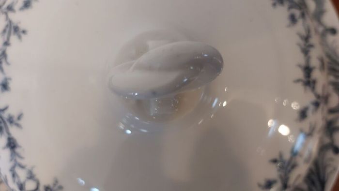 Fabulous Antique Blue and White Lidded Muffin Dish by Royal Worcester in a Beautiful Acanthus Leaf Pattern, Dated 1901, See Condition Report