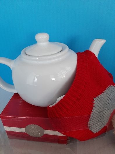 New tea pot small and heart cosie