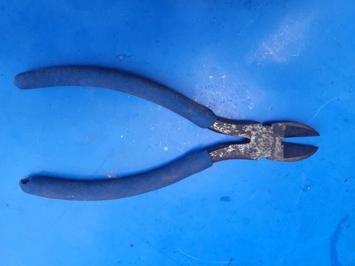 Wire snippers