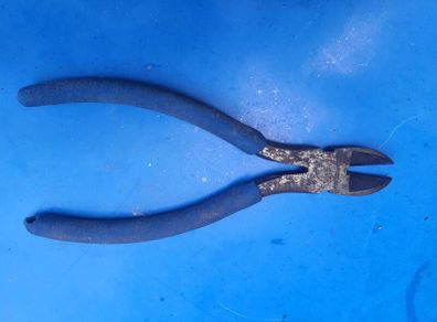 Wire snippers