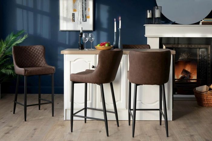 Kitchen island with 2 high chairs (leather)