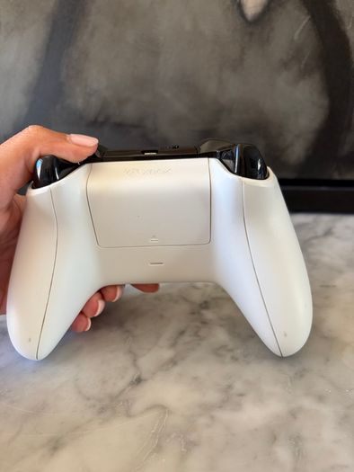 Official Xbox Wireless Controller (Robot White) - Bluetooth Model 1708
