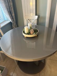 Round dining table