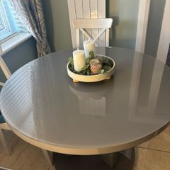 Round dining table