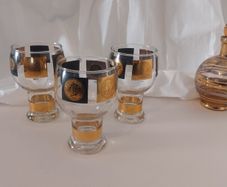 Fabulous Rare Set of Three Vintage Retro MCM Goblet Shaped Beer Glasses by CERA Glass in the Black and 22Carat Gold US Presidential Coin Pattern #P28 Circa 1960's