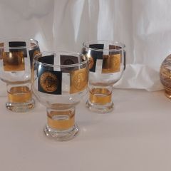 Fabulous Rare Set of Three Vintage Retro MCM Goblet Shaped Beer Glasses by CERA Glass in the Black and 22Carat Gold US Presidential Coin Pattern #P28 Circa 1960's