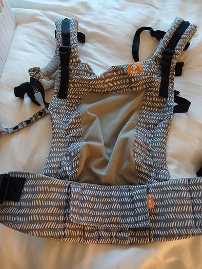 TULA  sling Free to Grow. Fully adjustable baby and toddler carrier.  In excellent condition.  Light use for 1 child. Baby insert never used. Suitable from 3.2kg to 20.4 kg.
