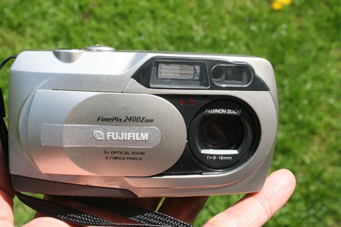 Fujifilm FinePix 2400 Zoom 2.1MP Compact Digital Camera Silver Tested