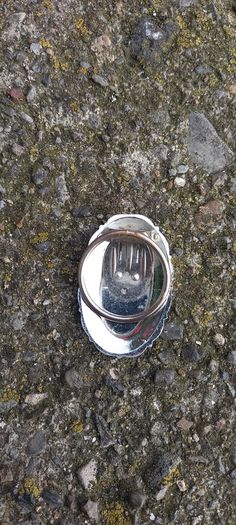 Vintage jewelry is sold individually for 5 to 10 euros