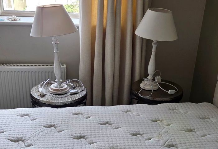 2x white table lamps