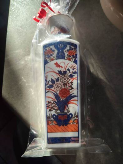 Vintage Chinese Porcelain Vase w/ Flowers .