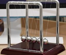 Newton's Cradle Balance Pendulum, Physics Learning Desk Toy, Swinging Kinetic Balls for Home, Office Decoration, Stress Relief, Fun Science Fidget Accessories (18 x 18 x 15 cm)